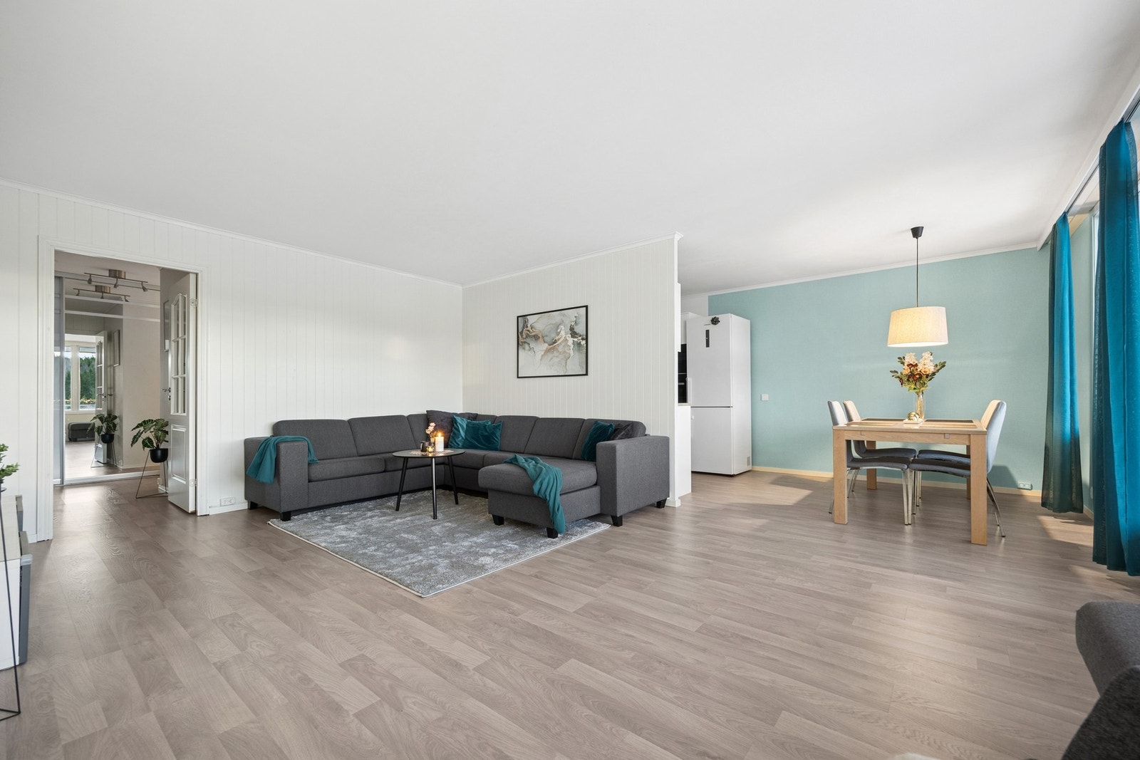 Store vindusflater slipper inn rikelig med naturlig lys og bidrar til en behagelig atmosfære. Galleribilde