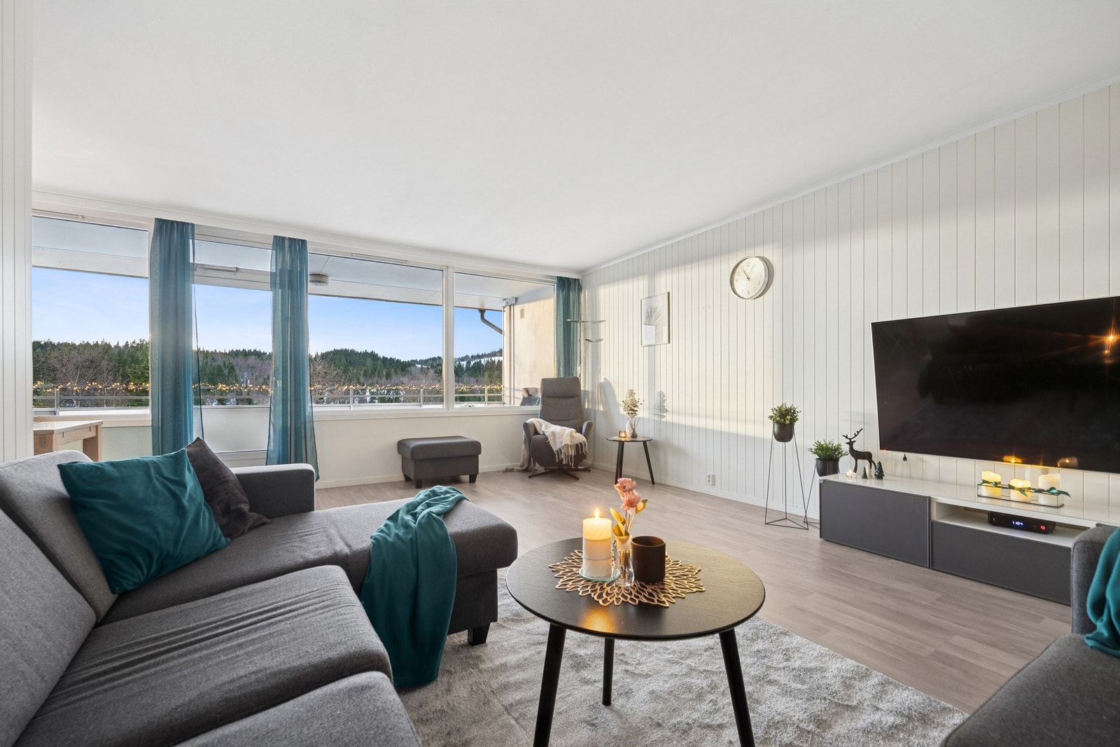 En moderne, velholdt og innholdsrik 4-roms toppleilighet med gjennomtenkte løsninger, gode oppgraderinger og hele to balkonger. Galleribilde