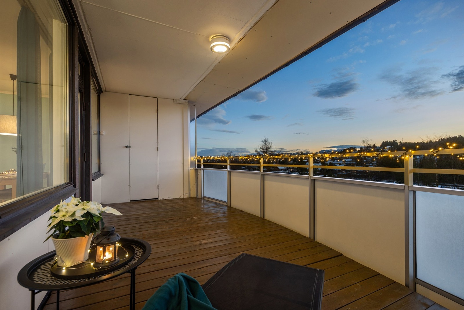 Den høye beliggenheten i 4. etasje gir en behagelig følelse av privatliv, samtidig som utsikten gjør balkongen til et naturlig sted å trekke seg tilbake for både morgenkaffen og rolige kveldsstunder. Galleribilde