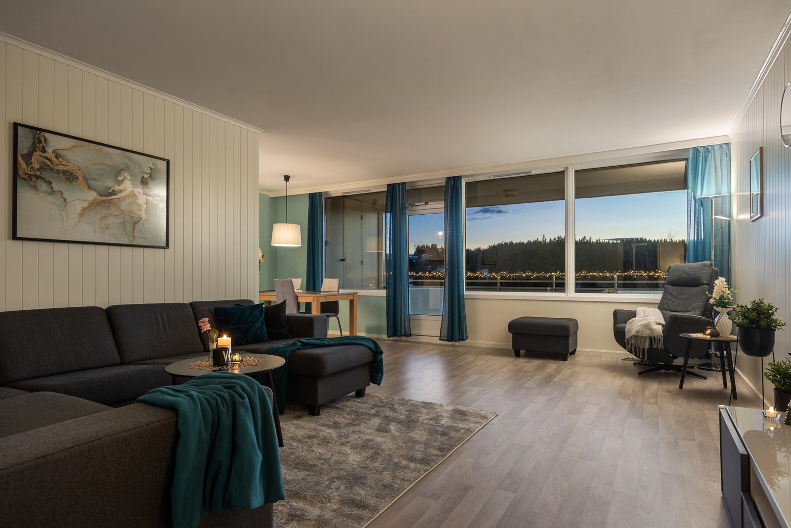 Boligen er løpende oppgradert med et moderne uttrykk og kvaliteter som skaper en funksjonell og komfortabel hverdag. Galleribilde