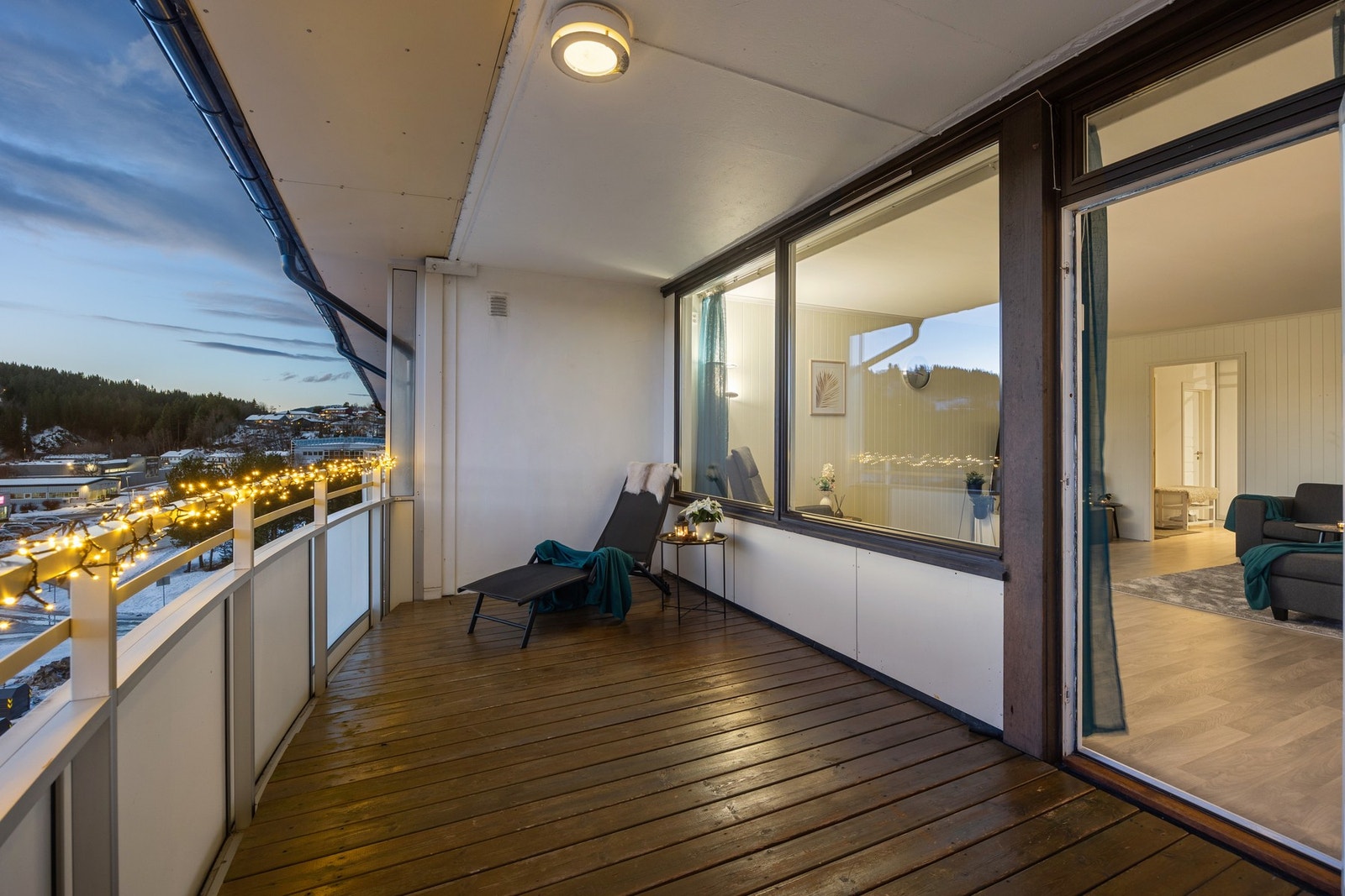 God plass til utemøbler, grill og plantekasser, og balkongen fungerer som et naturlig ekstra oppholdsrom i sommerhalvåret. Galleribilde