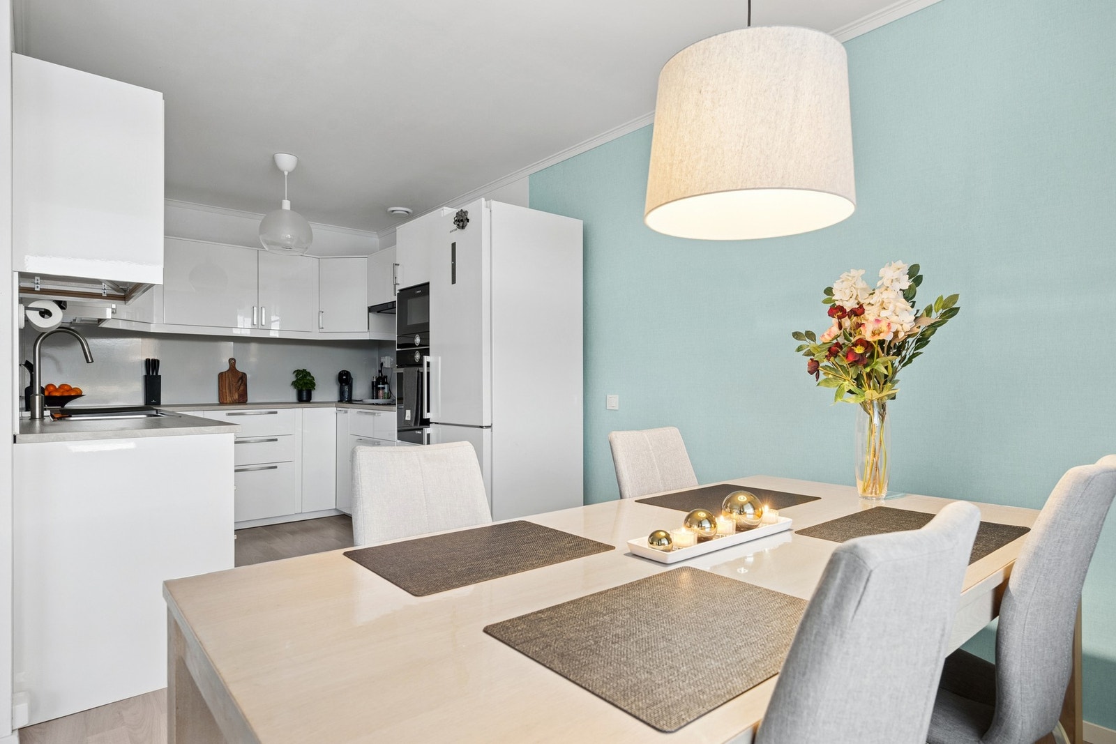 I tilknytning til kjøkkenet og stuen finner du en naturlig avsatt spiseplass som binder rommene sammen. Galleribilde