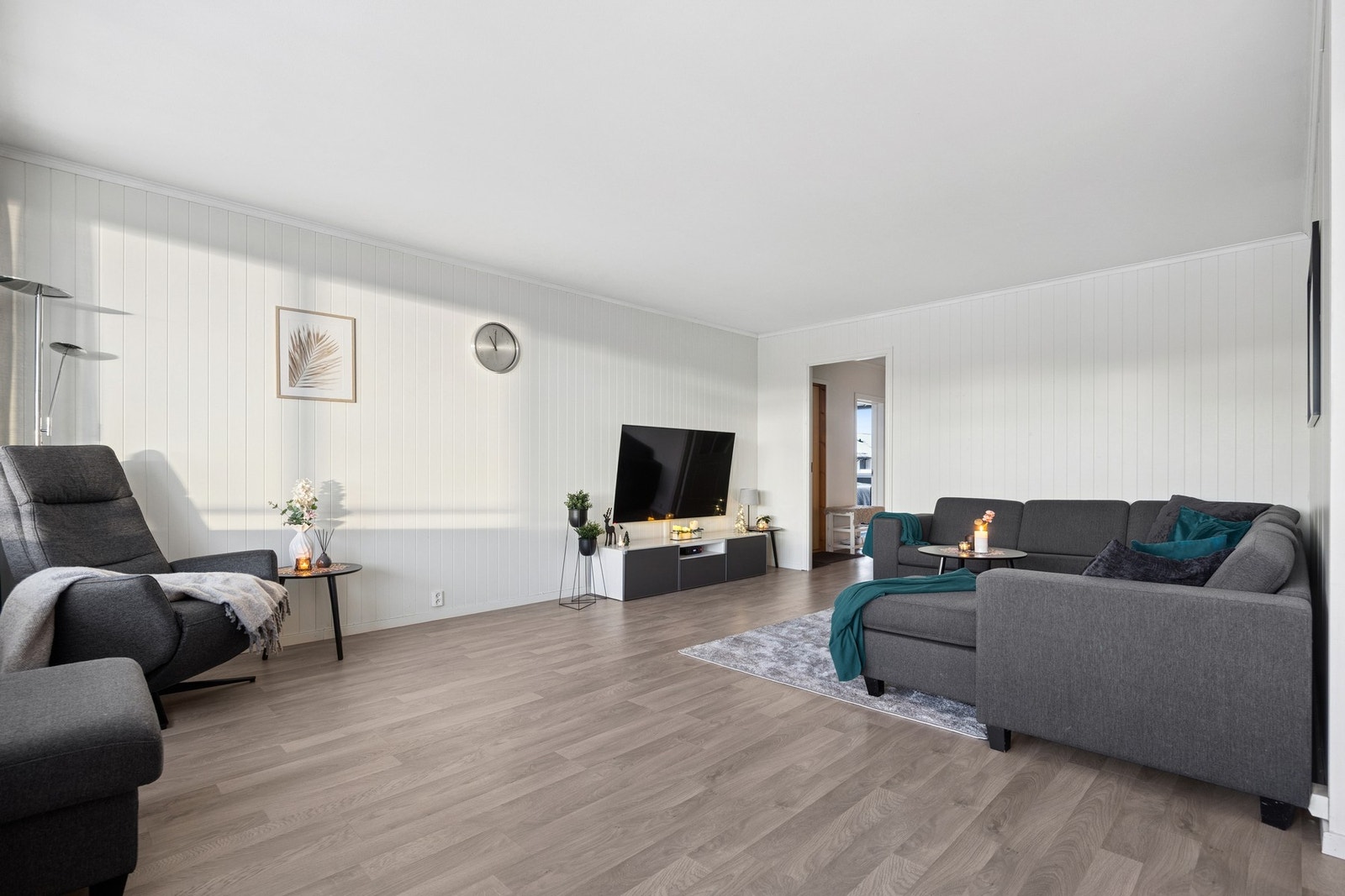 Leiligheten byr på et romslig bruksareal på 110 kvm og fremstår lys, åpen og svært funksjonell med tre gode soverom, stort oppholdsrom og separate rom for bad, vaskerom og wc. Galleribilde