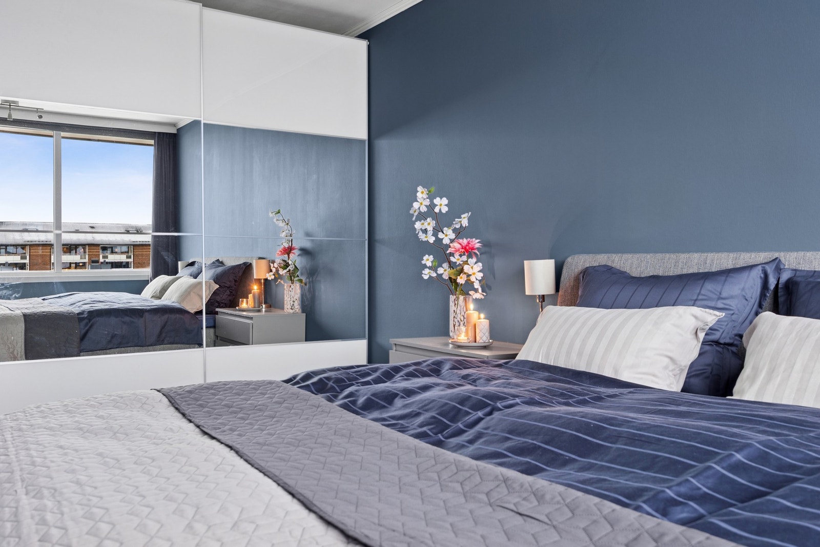 Hovedsoverommet på hele 15 kvm er utstyrt med PAX skyvedørsgarderobe fra Ikea (2018), og har utgang til en egen balkong. Galleribilde