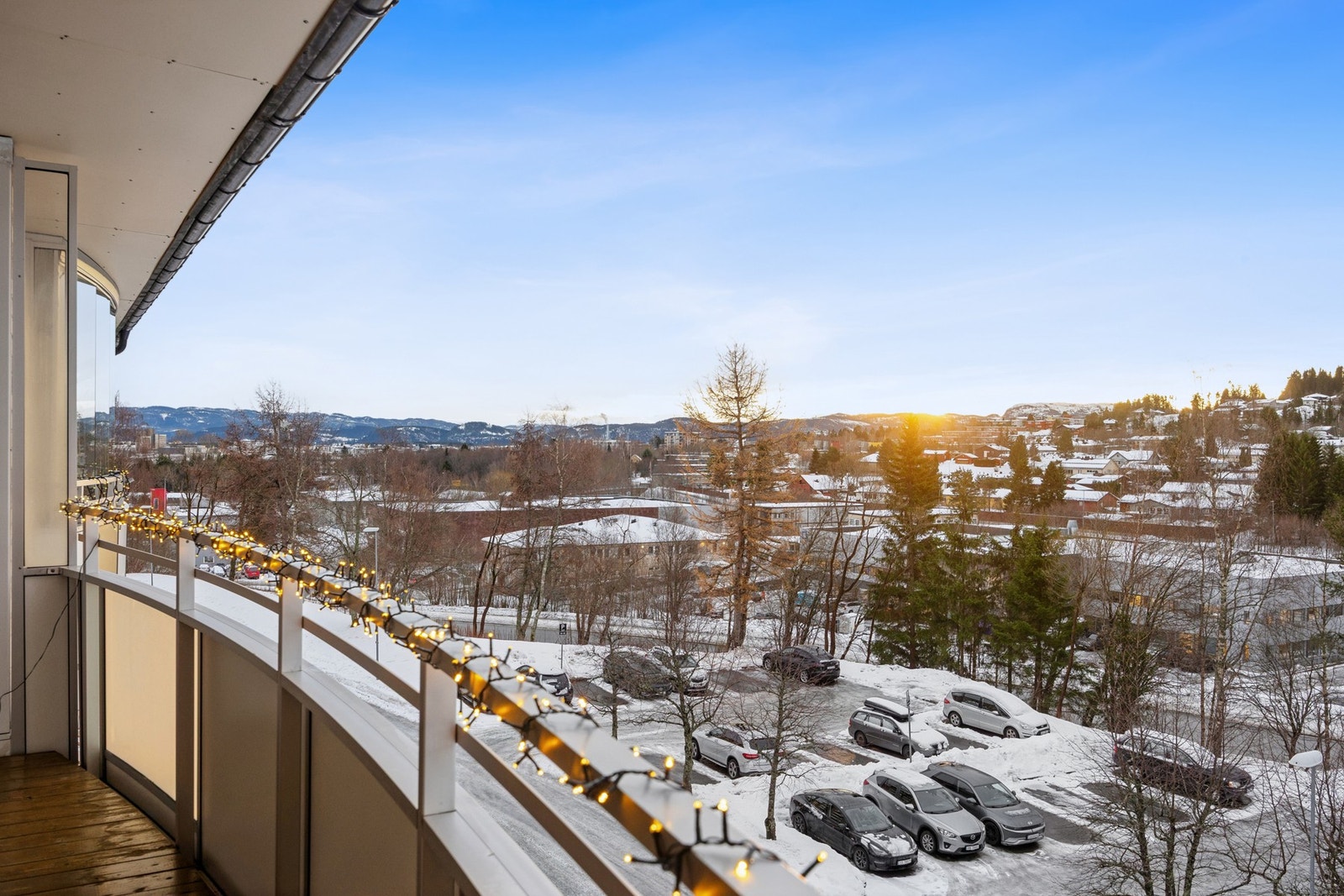Her kan du nyte en luftig og trivelig utsikt over nærområdet med gode lysforhold fra kl.12-20 på sommerdager. Galleribilde