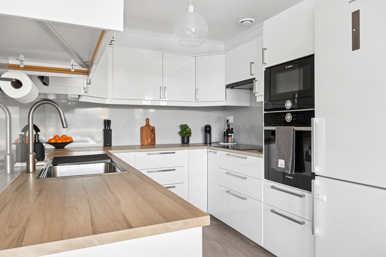 Kjøkkenet ble fornyet i 2018 og er innredet med stilrene fronter, god arbeidsplass og integrerte hvitevarer fra Bosch og Gorenje. Galleribilde