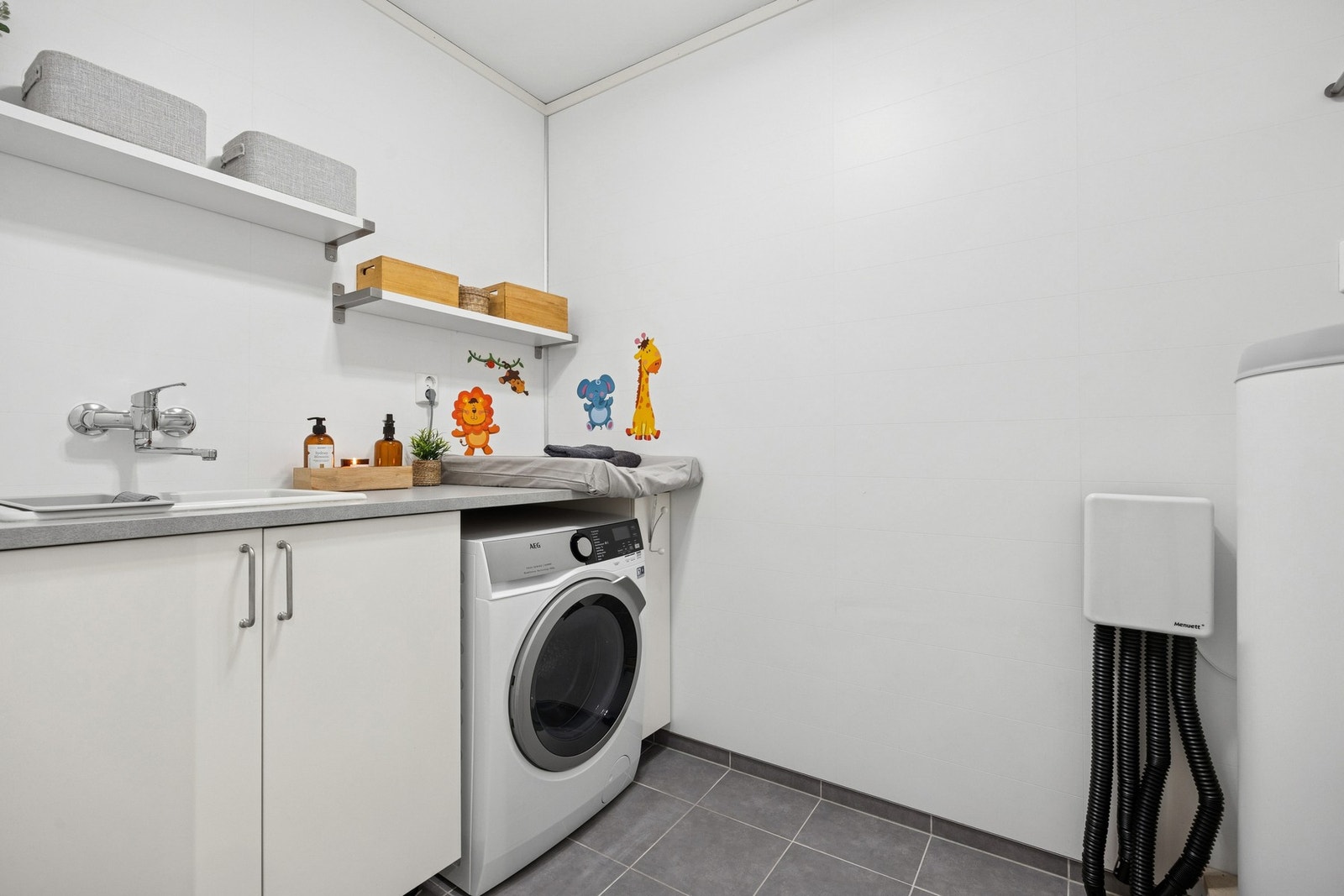 Vaskerommet fikk ny stoppekran og en stor varmtvannsbereder fra Høiax i 2018, samt ny innredning fra IKEA. Galleribilde