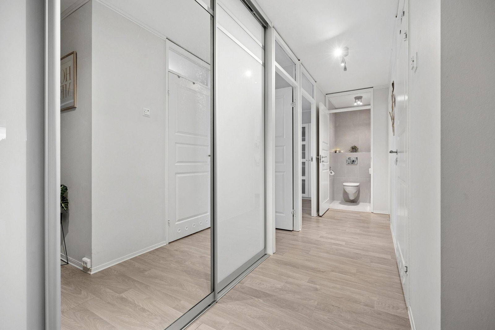 I gang finner du en praktisk skyvedørsgarderobe fra Garderobemannen for ekstra lagringsplass. Galleribilde