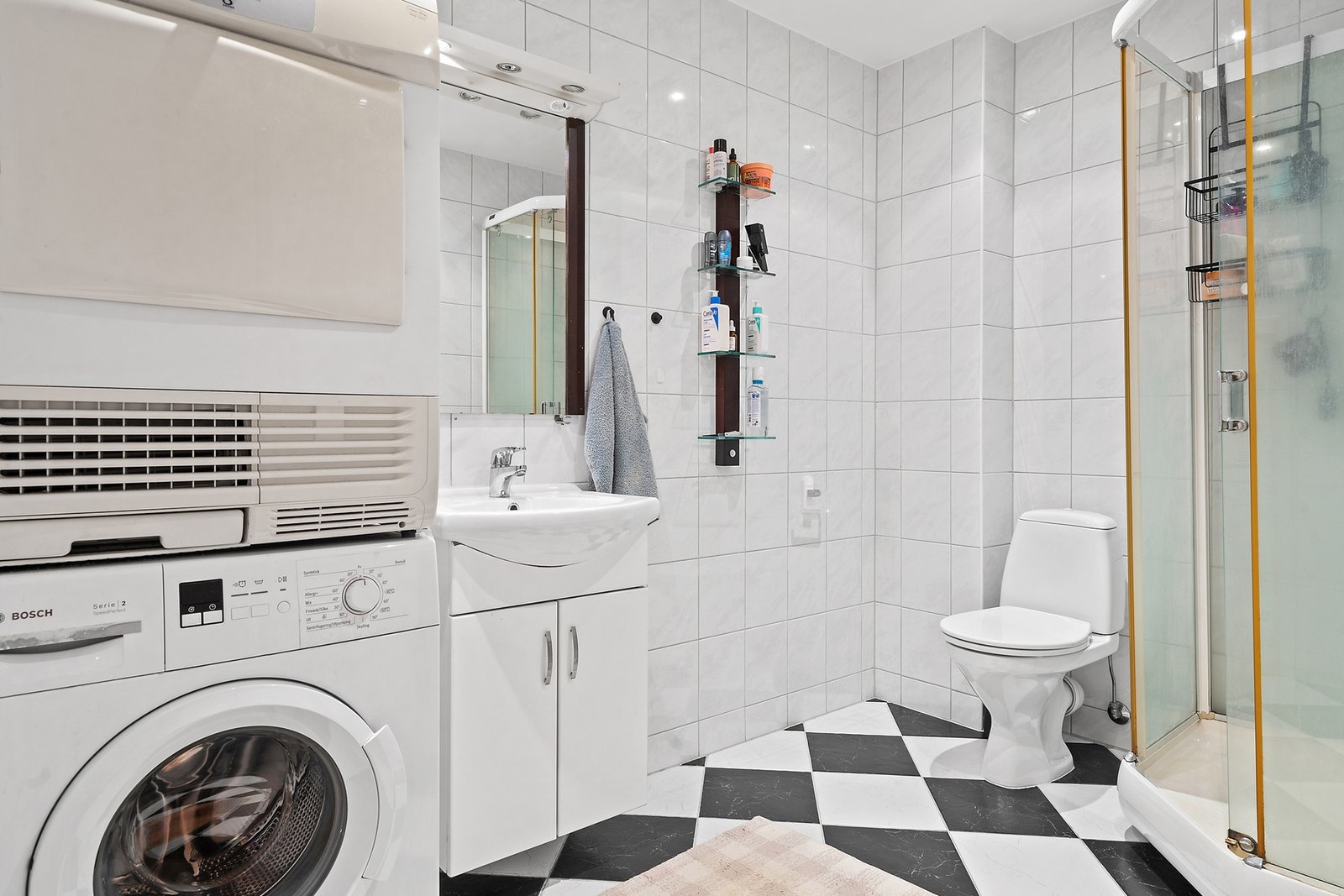 Baderommet har opplegg for vaskesøyle Galleribilde