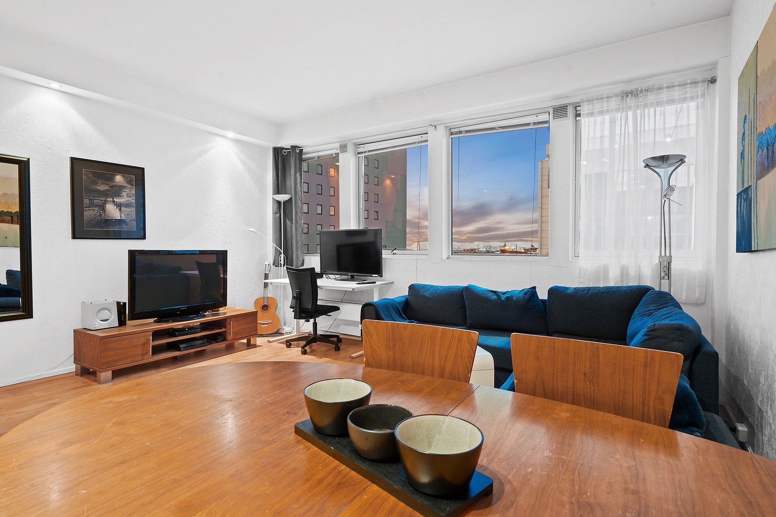 Stue med plass til spisebord og sofaløsning Galleribilde