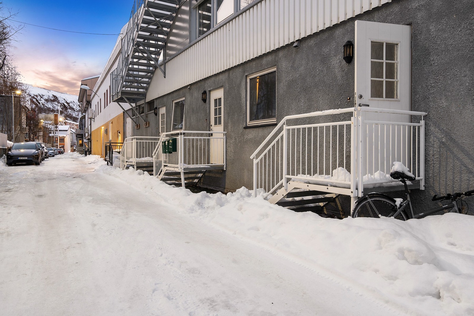 Inngang fra mellomgate Galleribilde