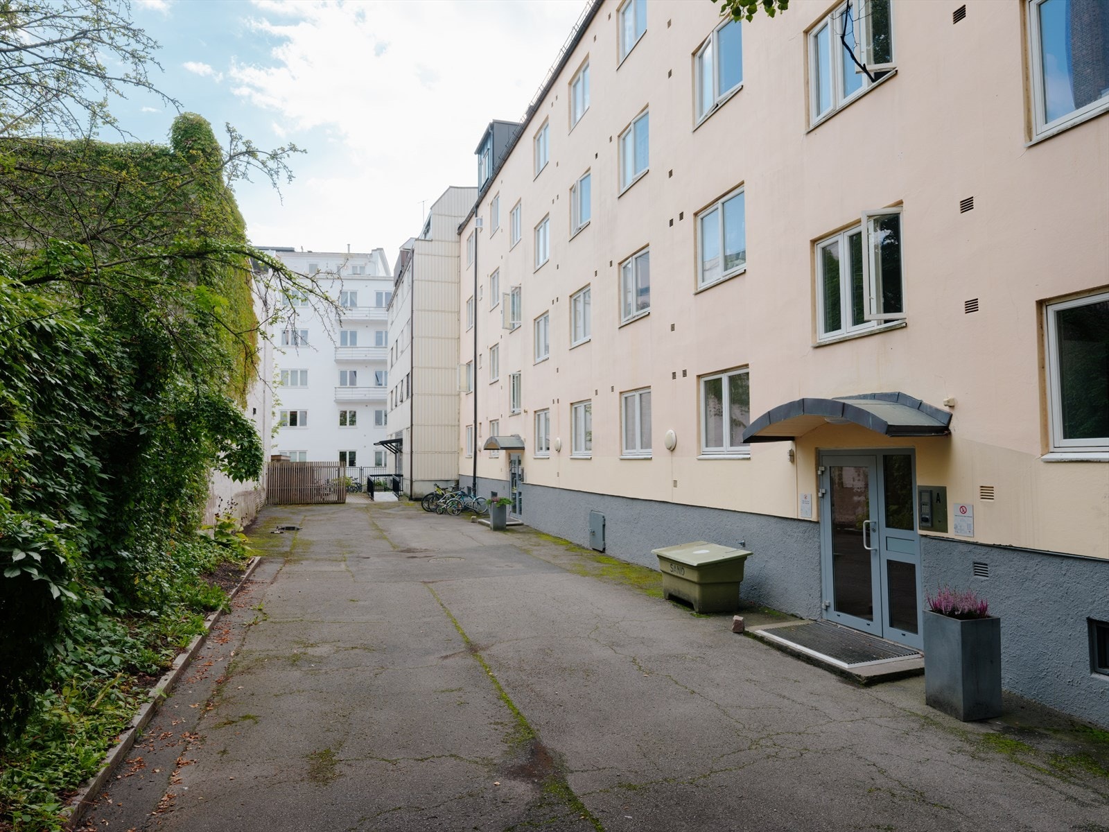 Uteområdet fremstår velholdt og gir et trivelig inntrykk, samtidig som det bidrar til et hyggelig bomiljø for beboerne. Galleribilde