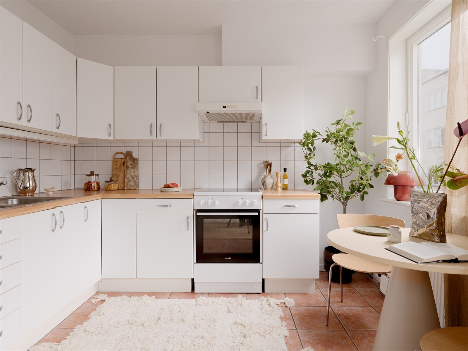 Kjøkkenet gir godt med skap- og benkeplass. Galleribilde