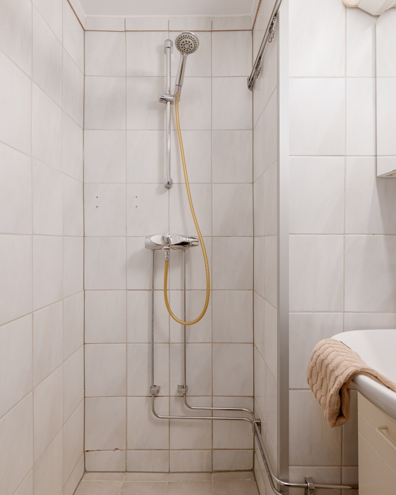 Dusjhjørne med dusj rett på flis og mulighet for forheng i egen list. Galleribilde