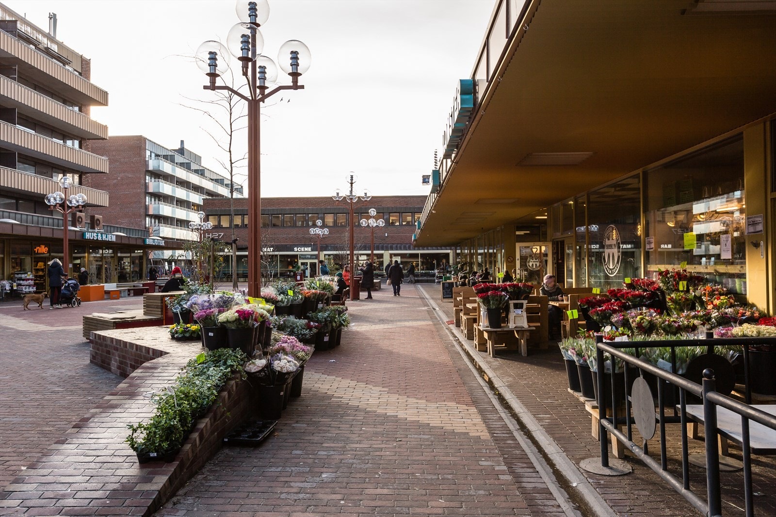 Tøyen Torg ligger like ved leiligheten. Her finnes kafeer, restauranter, butikker, bibliotek, frisørsalong og mye mer. Galleribilde