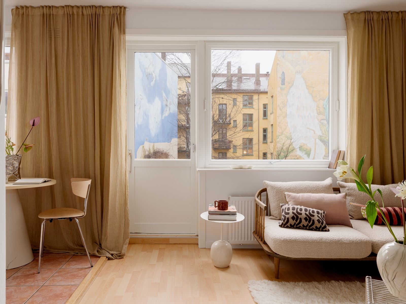 Romslige rom og lyse overflater er gjennomgående for leiligheten. Galleribilde