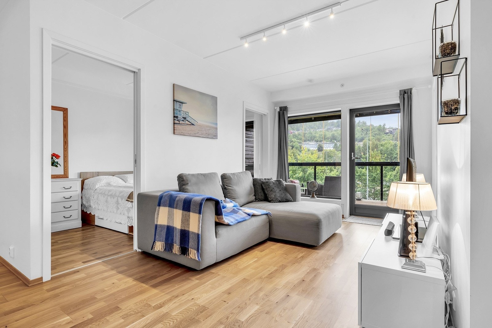 Store vindusflater som gir godt med naturlig lysinnslipp Galleribilde