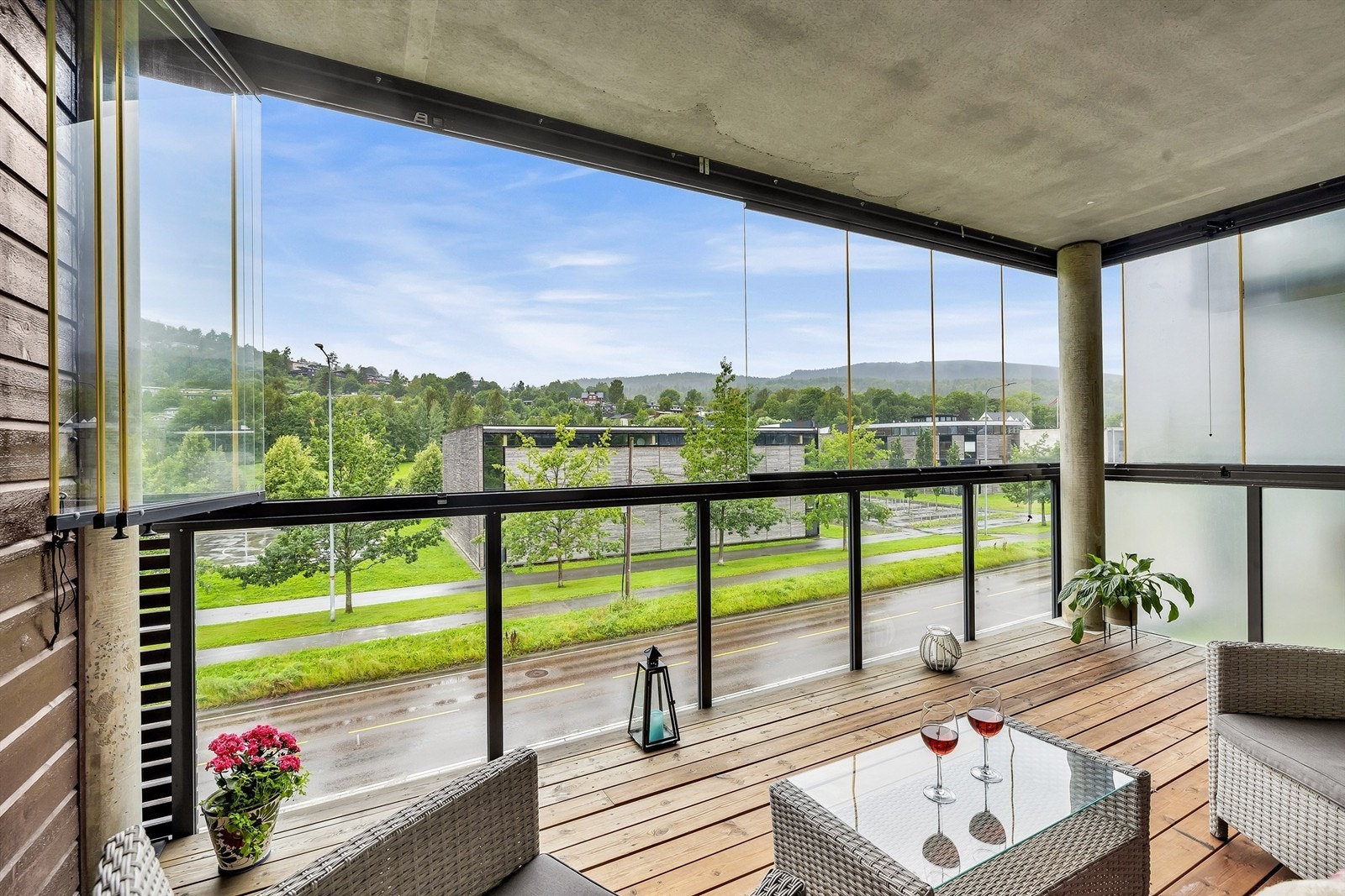 Innglasset syd-vestvendt balkong på ca. 15 kvm Galleribilde