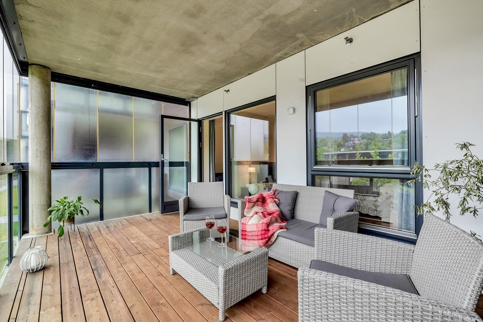 God plass til ønskelig møblement Galleribilde