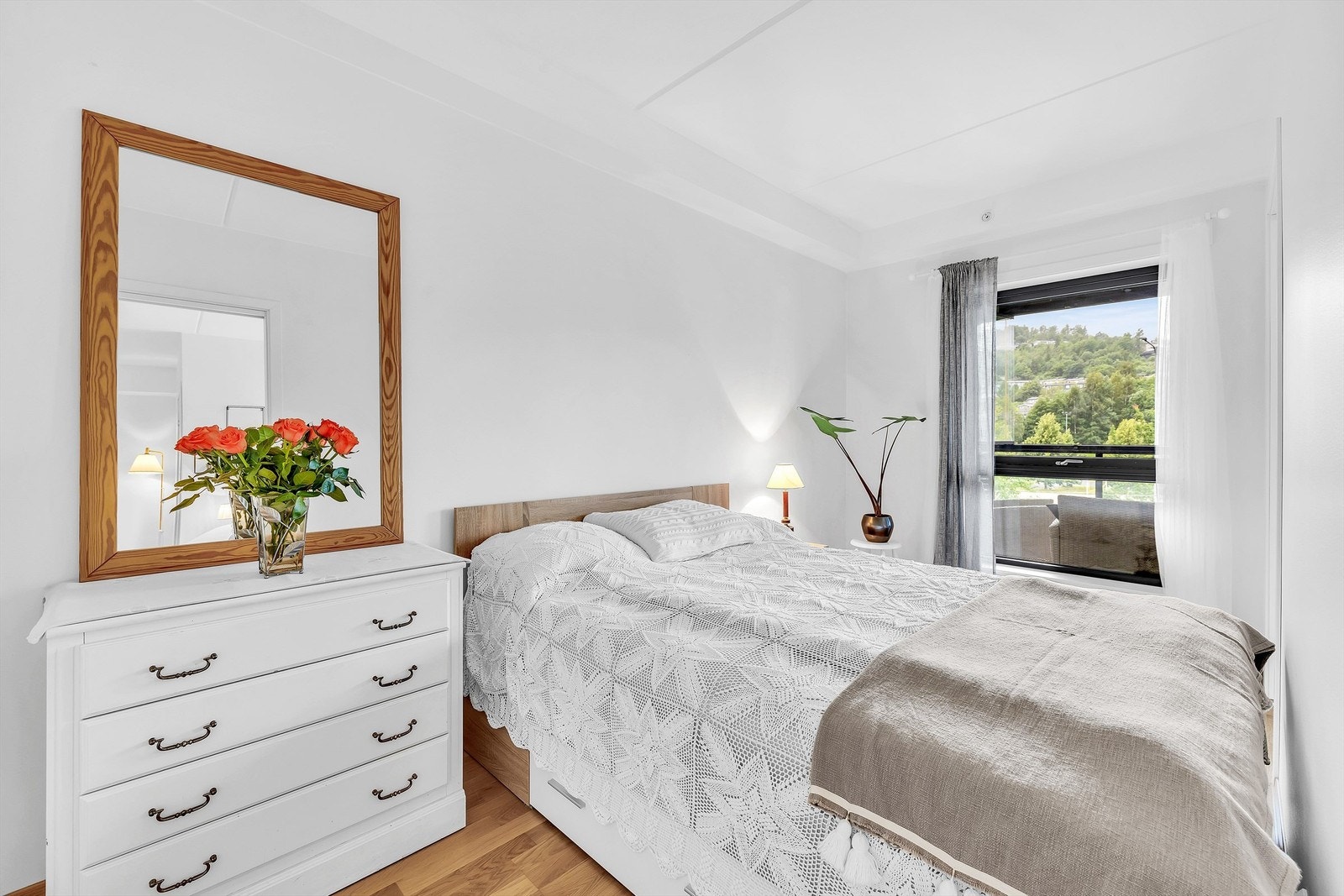 Hovedsoverom av god størrelse med plass til dobbeltseng og garderobeskap Galleribilde