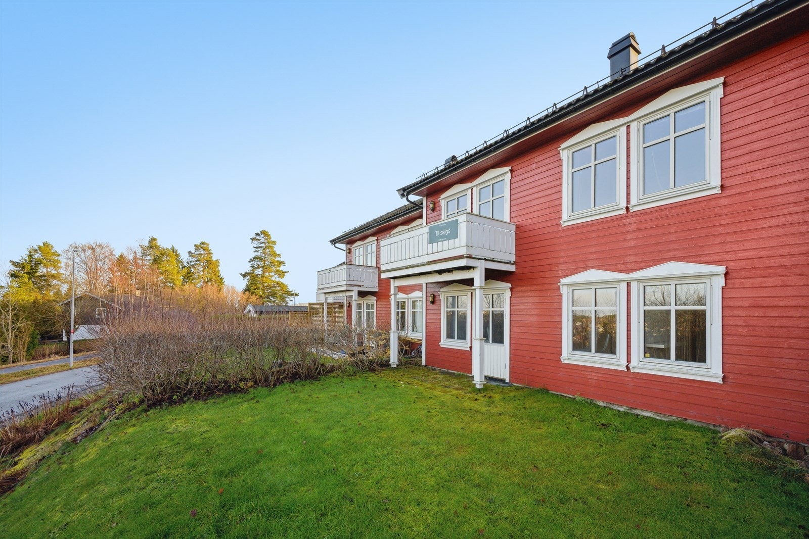 Eiendommen ligger usjenert og høyt til innerst i blindvei på Frøtvedtåsen med gangavstand til både lekeplass og skole. Galleribilde