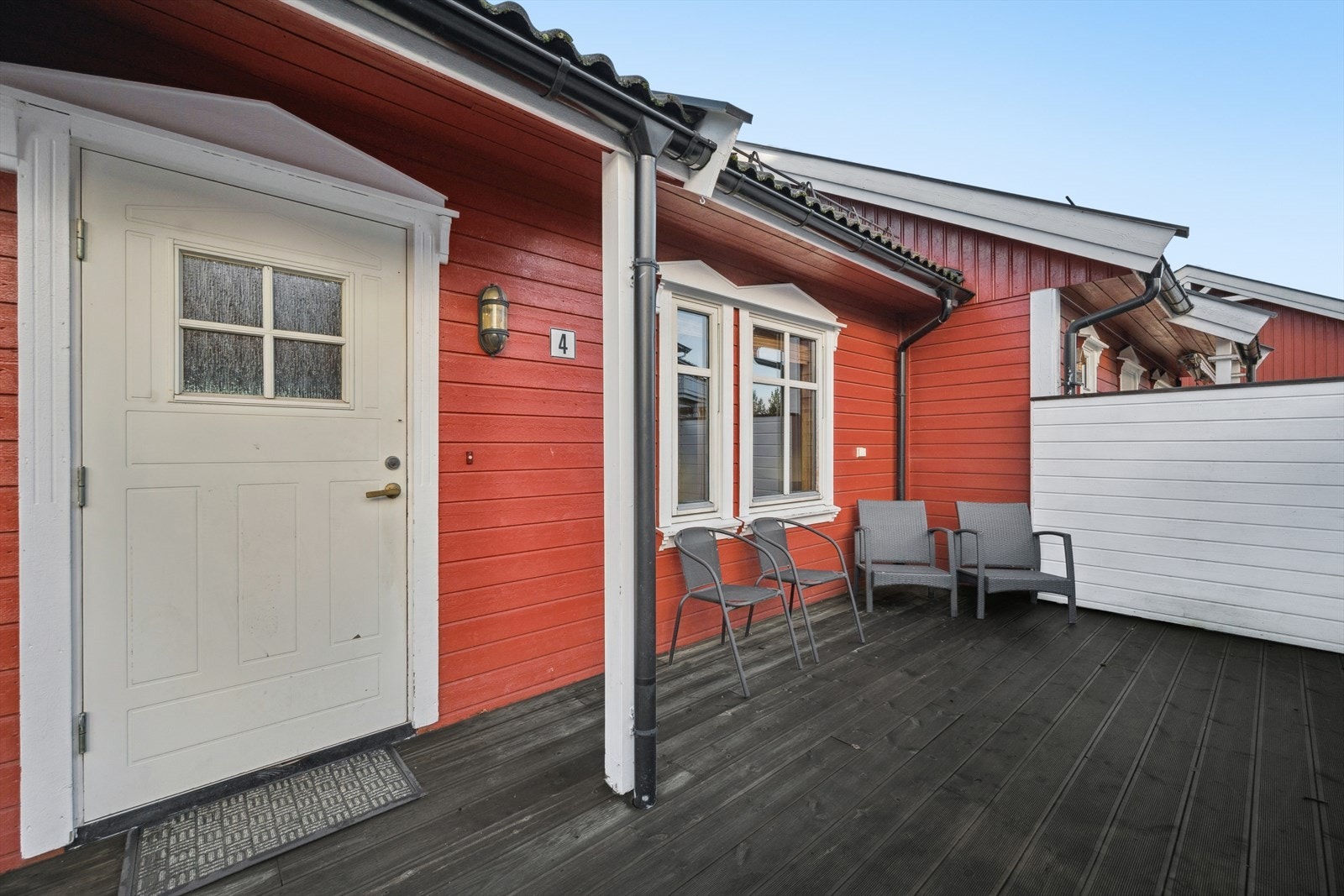 Usjenert terrasse ved inngangspariet.
' Galleribilde