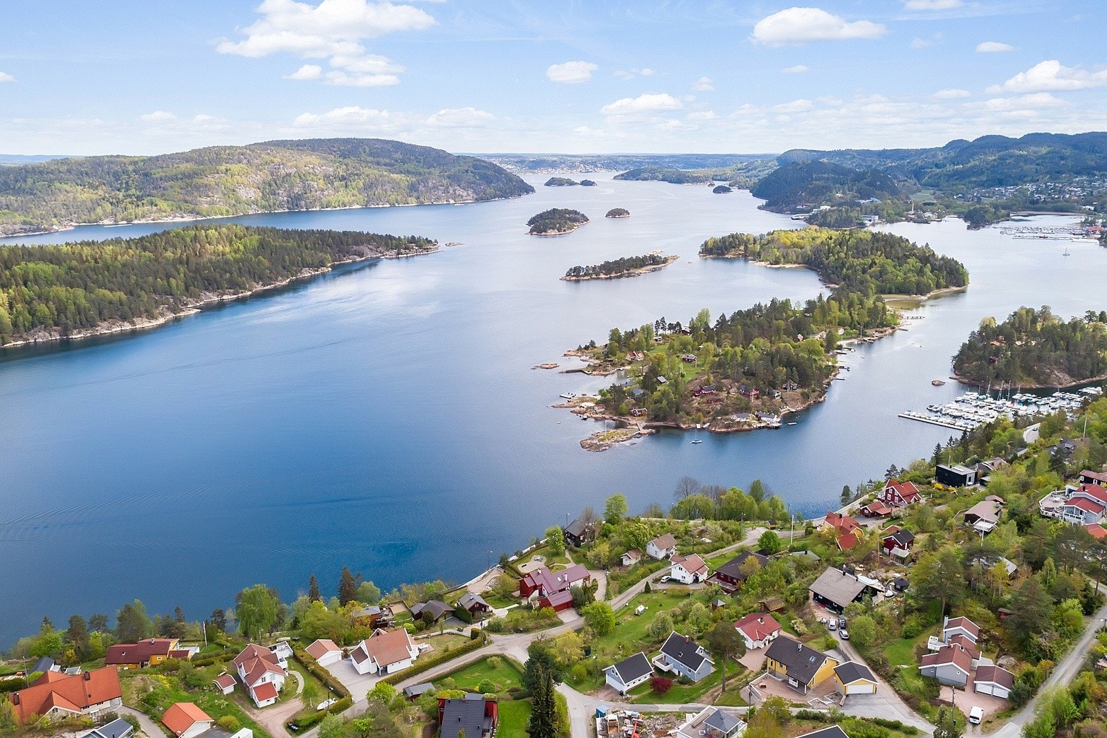 Åros ligger idyllisk til langs Oslofjorden, med vakre strender, båtliv og nærhet til naturen. Kombinasjonen av rolig kystliv og kort avstand til Oslo gjør området til et unikt sted å bo. Galleribilde