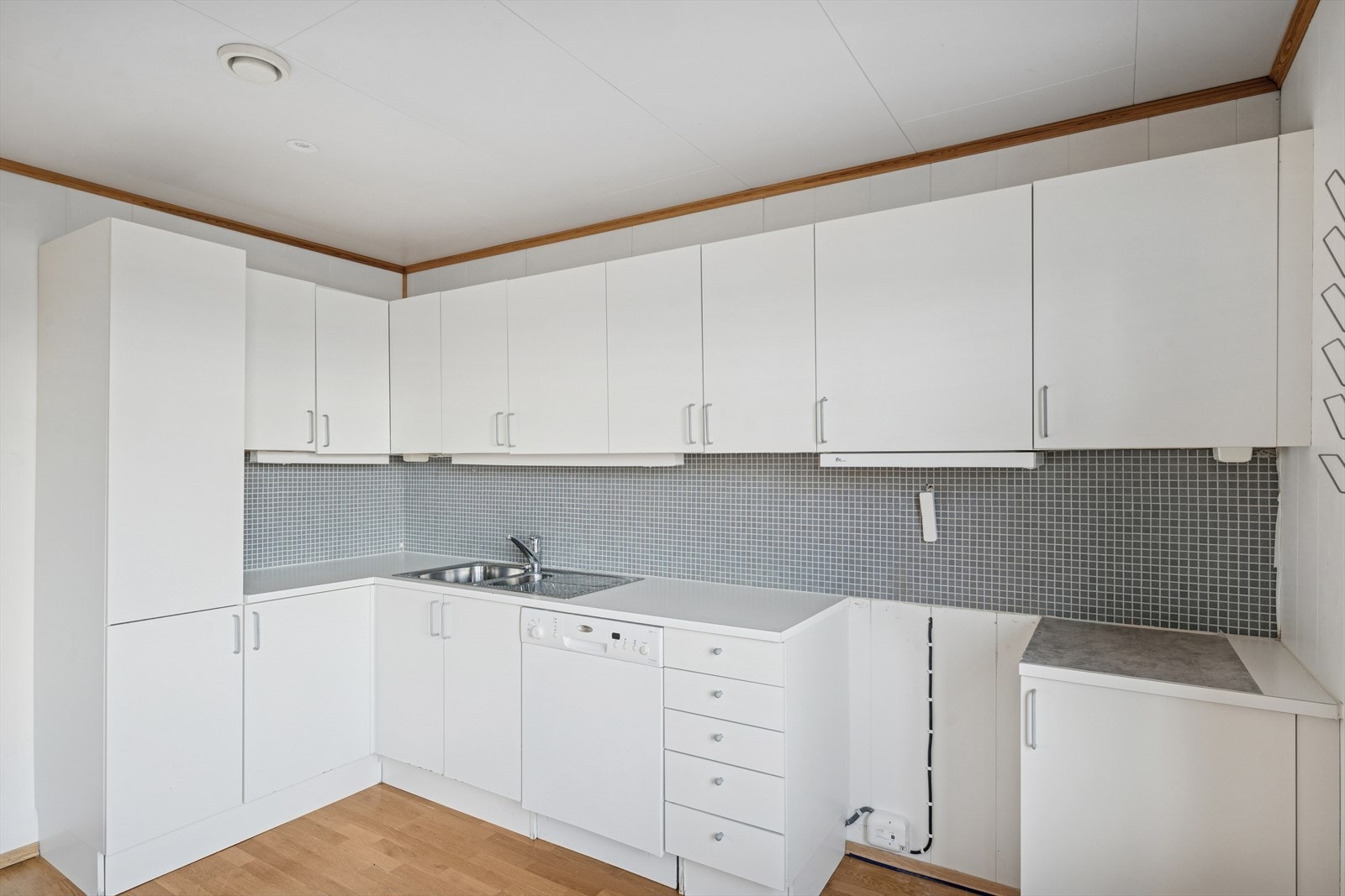 Hvit kjøkkeninnredning med profilerte fronter. Galleribilde