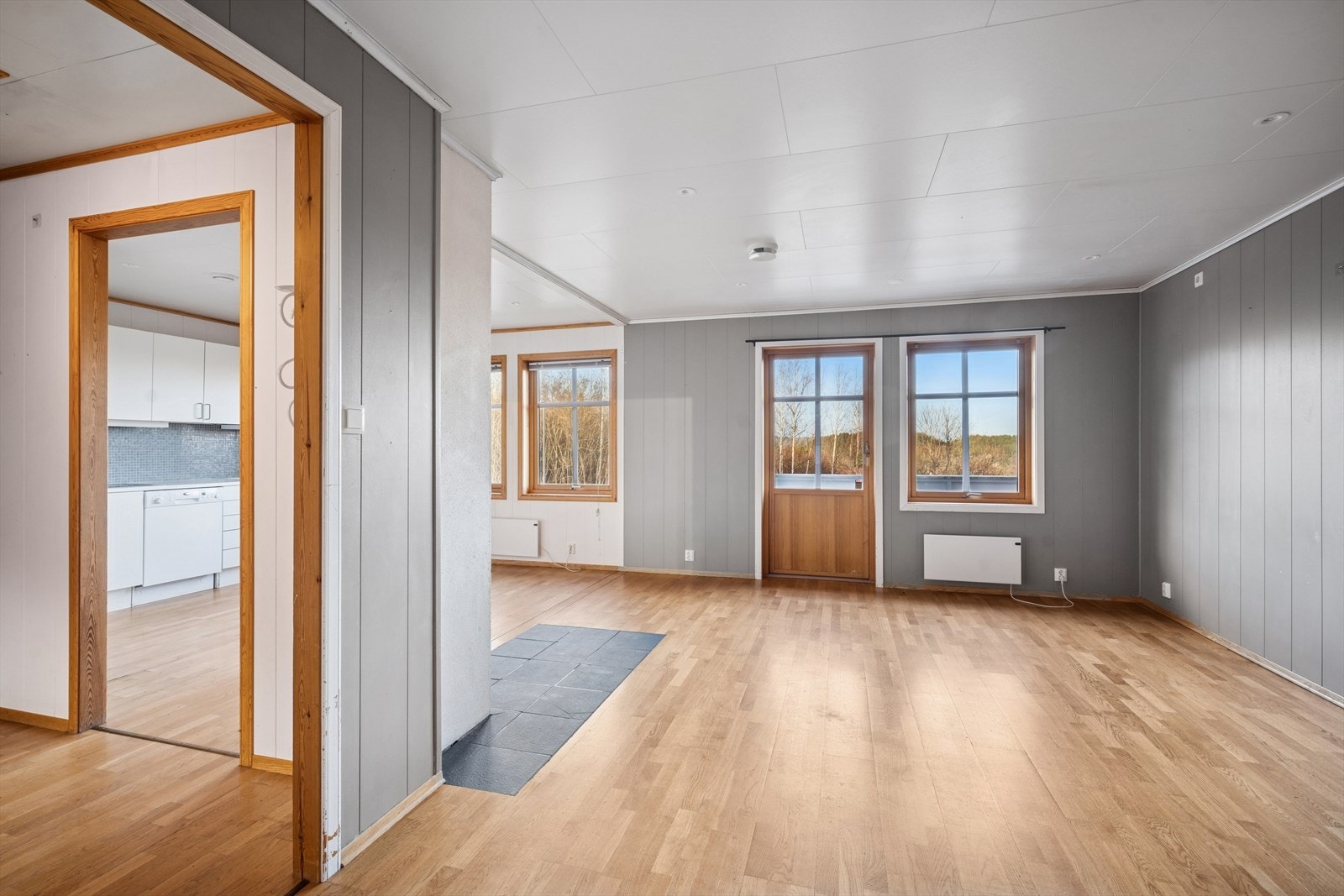 Romslig stue og rikelig med lysinnslipp. Galleribilde