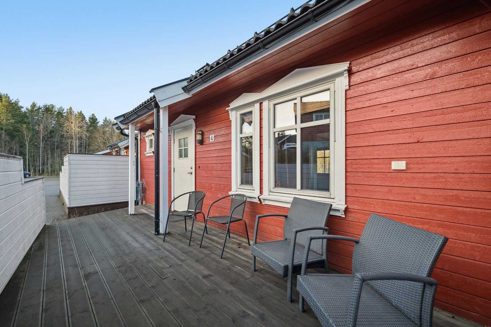 Rekkehuset byr på flotte uteplasser på begge sider av eiendommen. Galleribilde