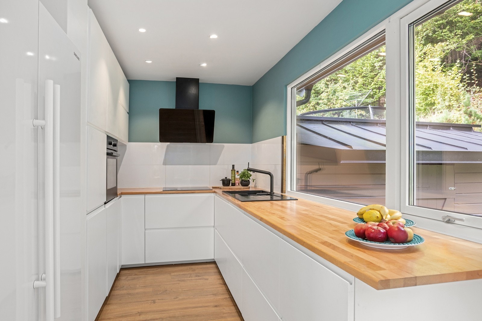 Kjøkken med integrerte hvitevarer Galleribilde