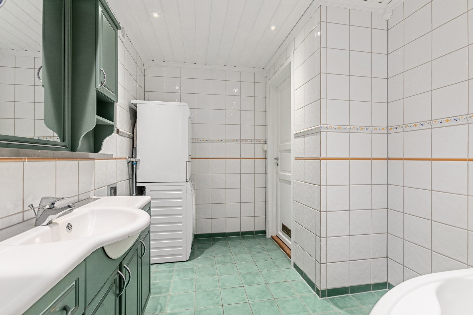 Baderom med plass for vaskemaskin og tørketrommel. Galleribilde