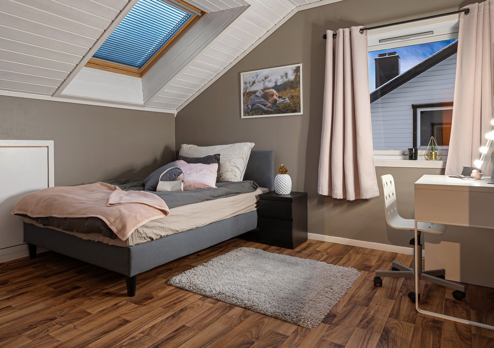 God plass til seng samt tilhørende møblement. Godt med lagringskapasitet i knevegger. Galleribilde