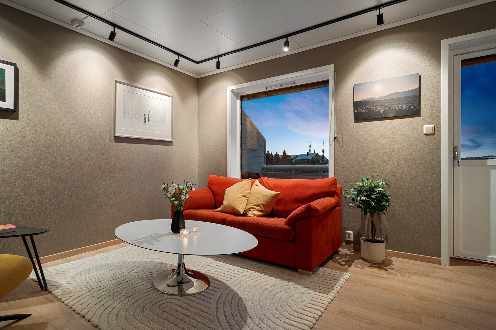 God plass til en TV-krok samt sofahjørne. Galleribilde