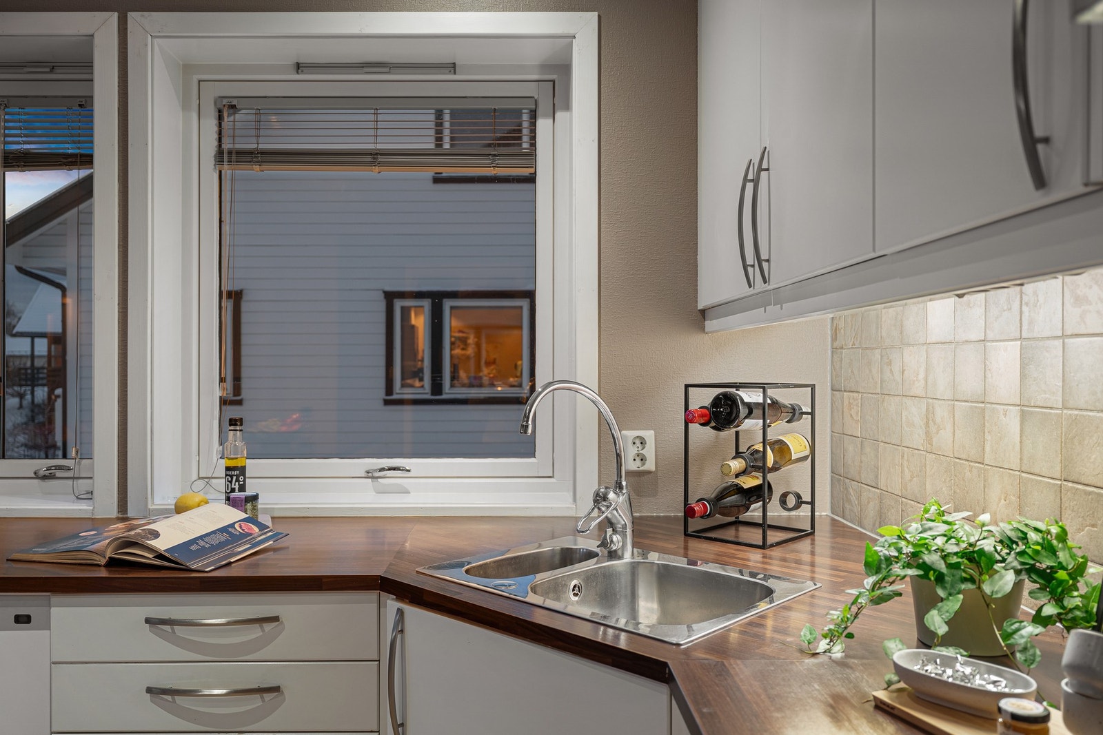 Vinduer i flere himmelretninger sørger for et behagelig gjennomlys på hovedplanet. Galleribilde