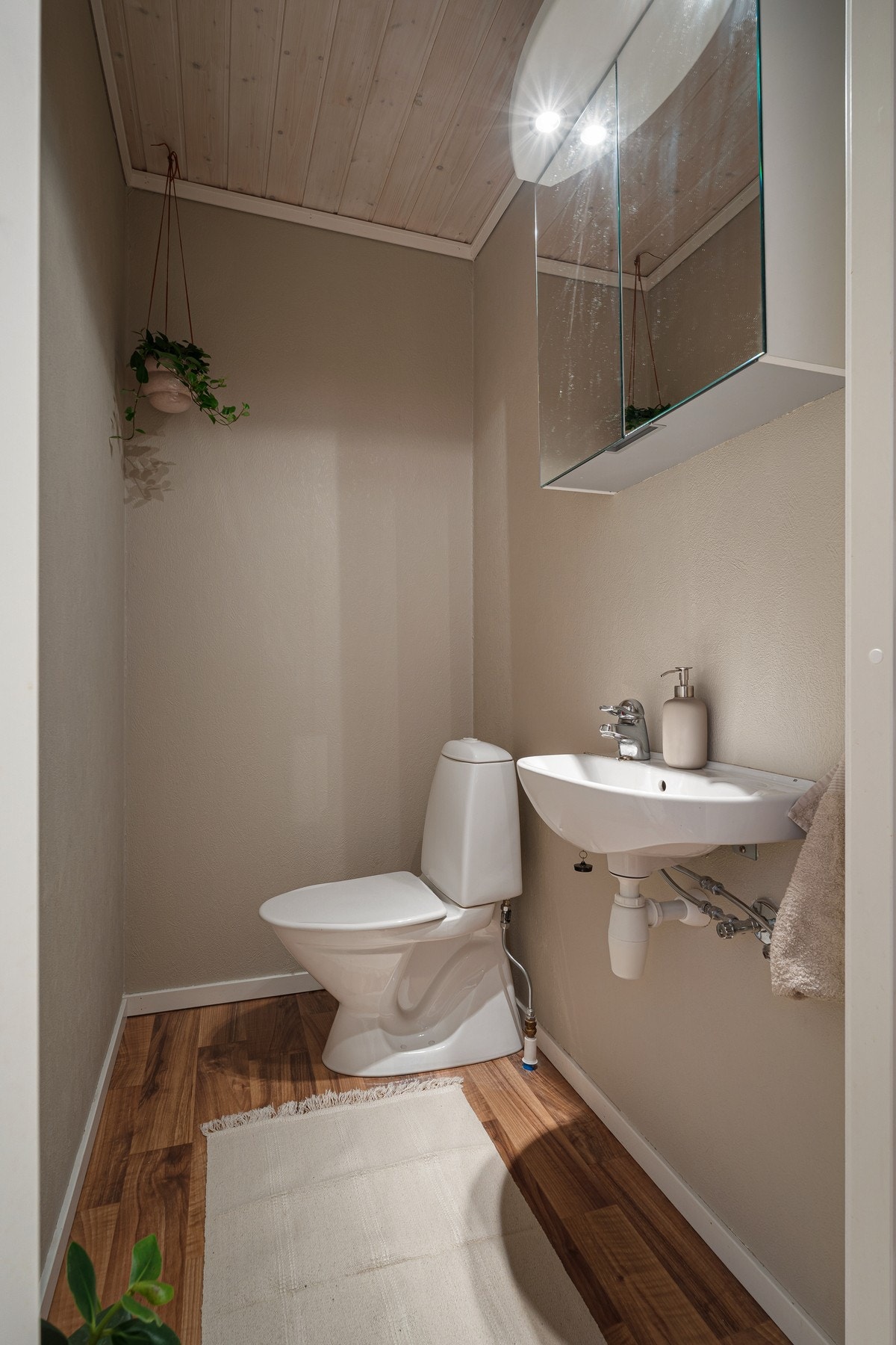 Praktisk toalettrom på loftsetasjen. Galleribilde