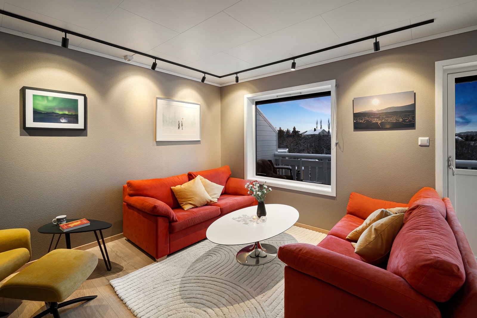 Alternativt kan man innrede stuehjørnet med flere sofaer og sitteplasser. Galleribilde