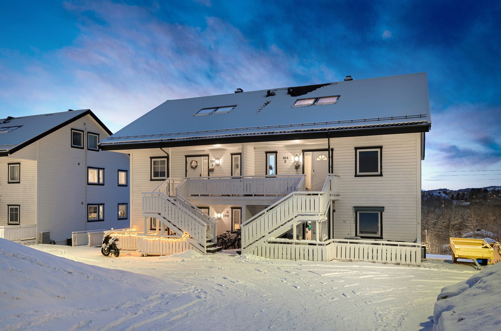 Boligen nyter en skjermet plassering ytterst i feltet på et svært barnevennlig tun. Galleribilde