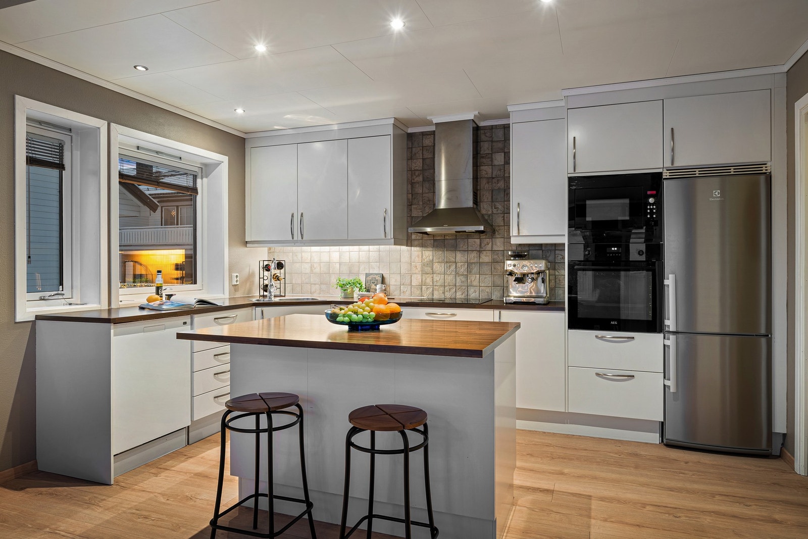 Stort, pent kjøkken med god skap- og benkeplass. Galleribilde