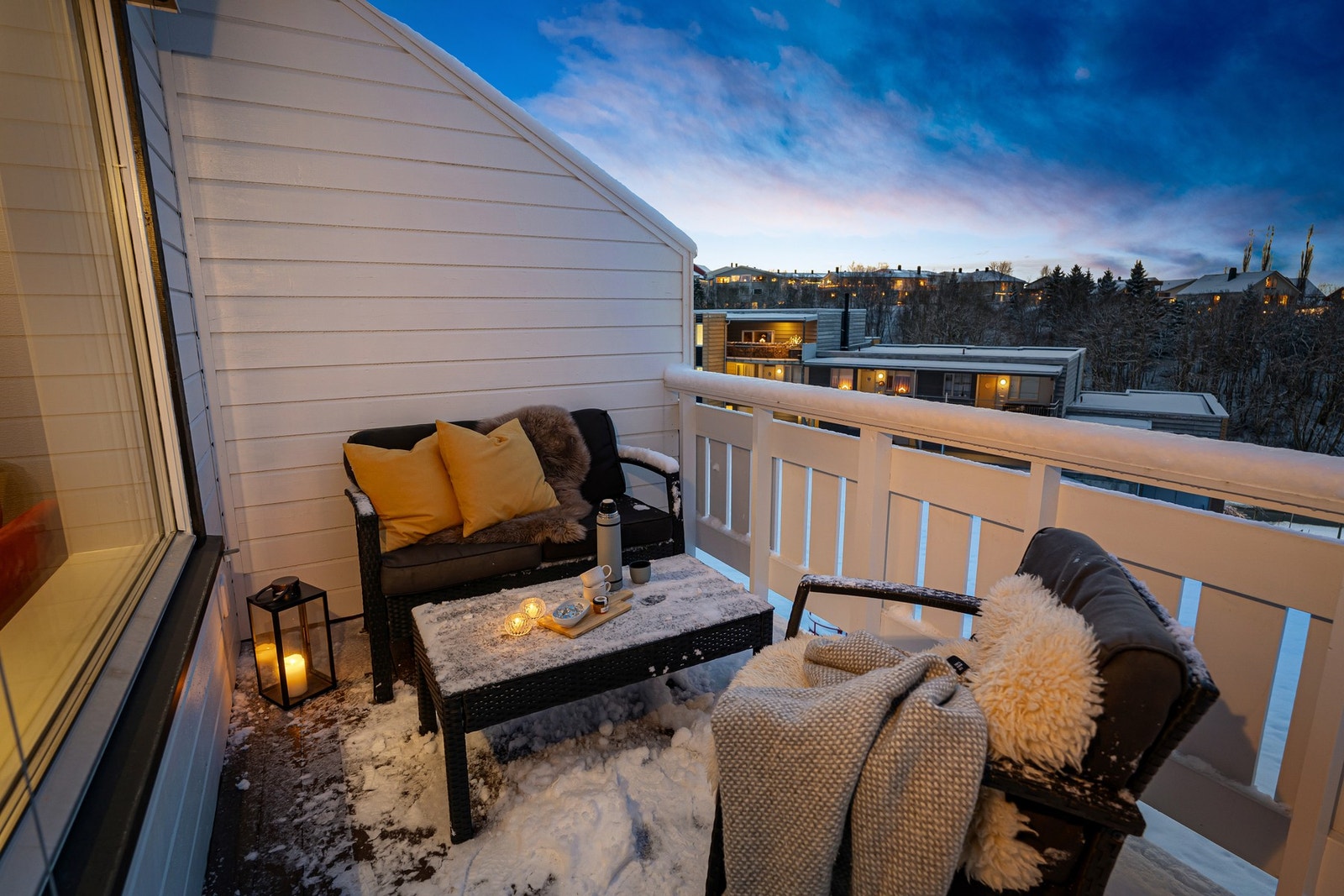 Balkongen er sørvestvendt, noe som sørger for fine solforhold. Galleribilde