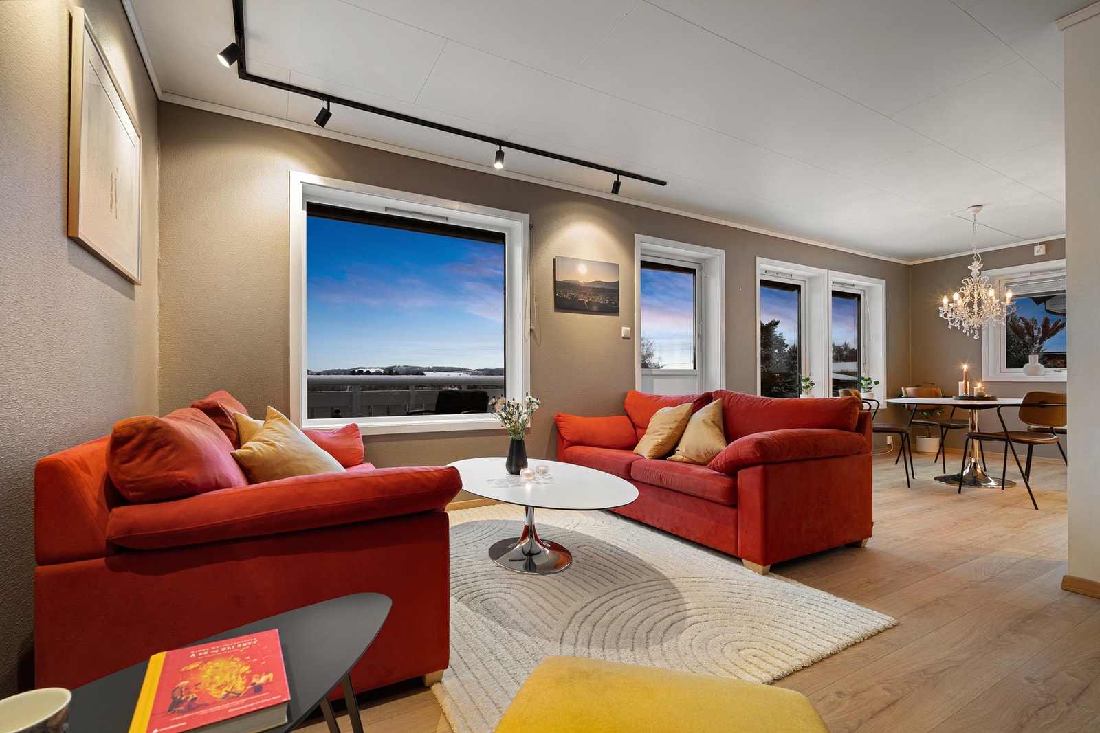 Alternativt kan man innrede stuehjørnet med flere sofaer og sitteplasser. Galleribilde