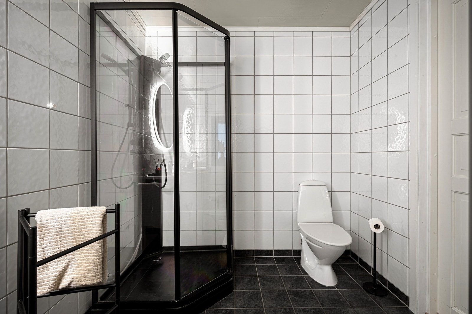 Badet er utstyrt med klosett, kabinett, servant samt opplegg til vaskemaskin og plass til tørketrommel. Galleribilde