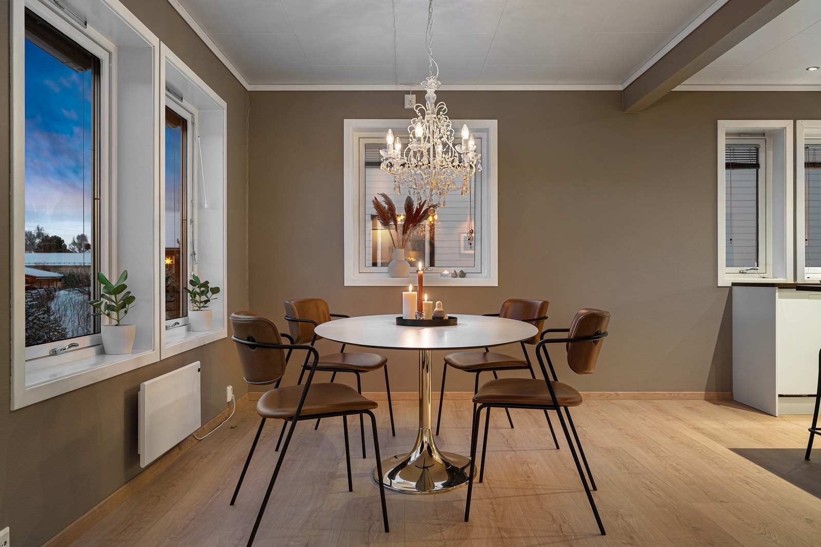 Spisebordet finner sin naturlige plassering mellom stue og kjøkken. Galleribilde