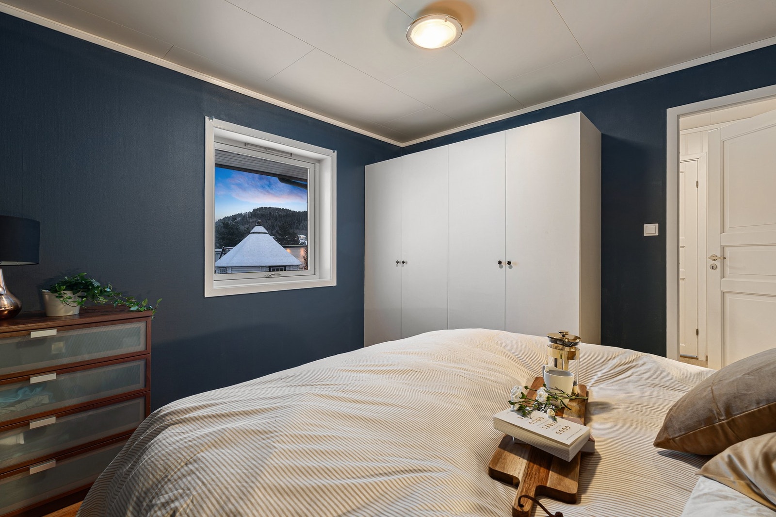 God plass til dobbeltseng samt tilhørende møblement. Galleribilde