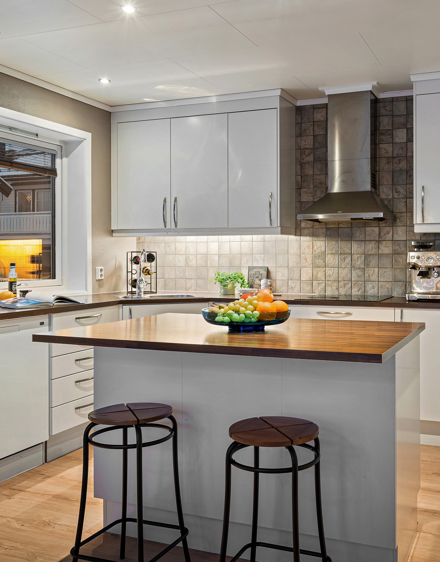 Det er lagt opp strøm til kjøkkenøya, slik at stikkontakter kan monteres etter behov/ønske. Galleribilde