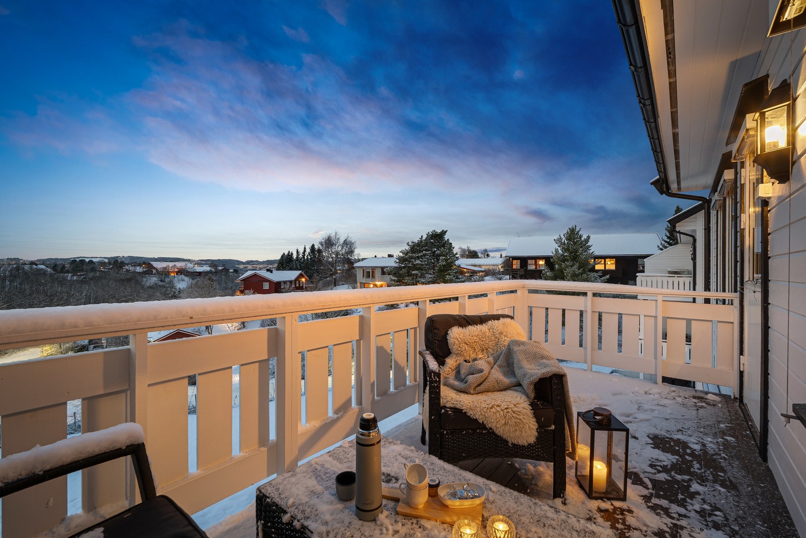 Balkongen er sørvestvendt, noe som sørger for fine solforhold. Galleribilde