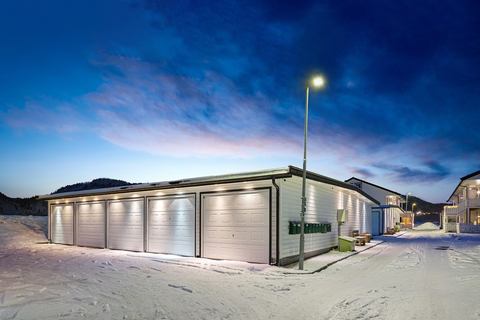 Fast garasjeplass med elbillader. Galleribilde