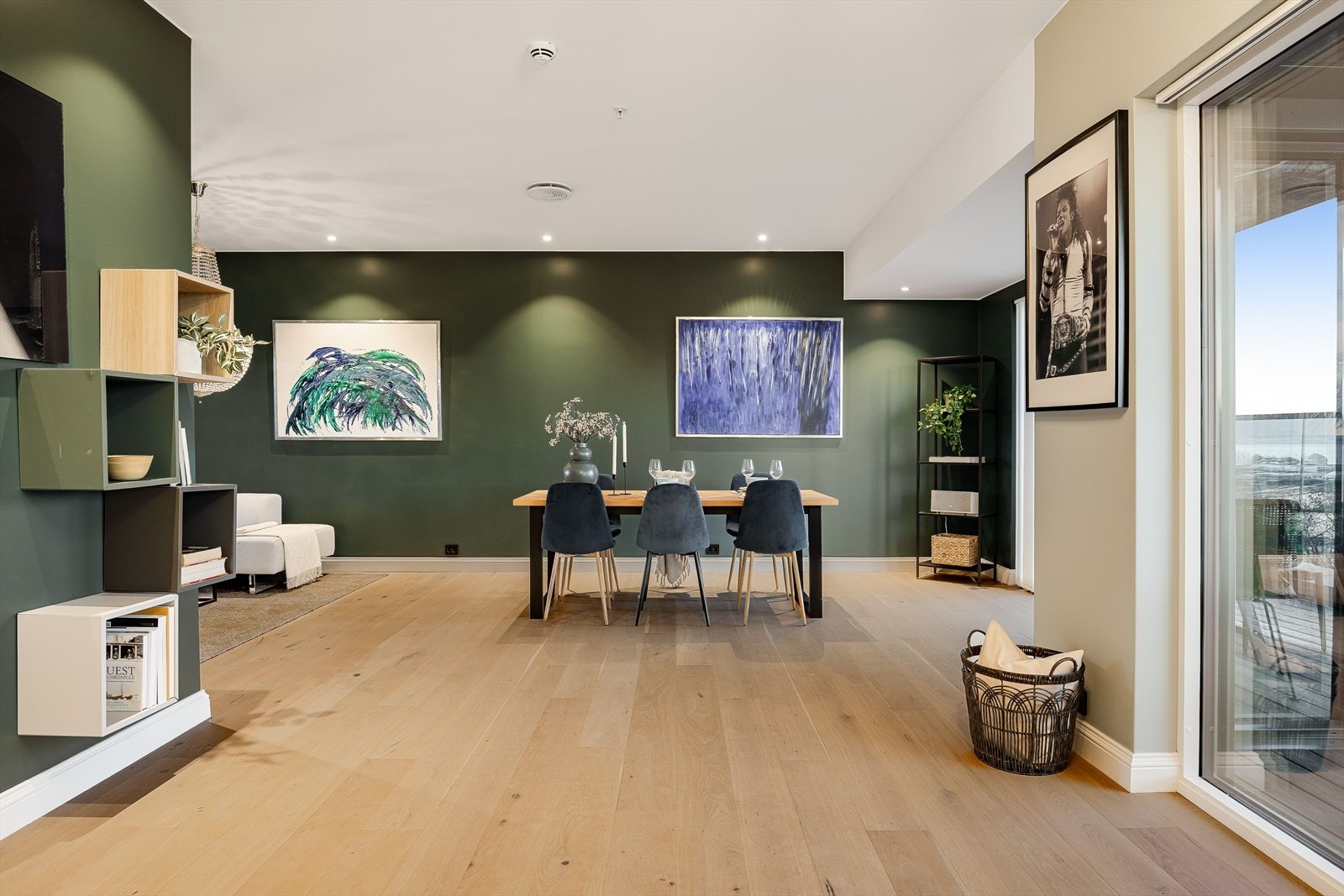 Den åpne planløsningen gir en fleksibel bruk av rommene med flere ulike møbleringsmuligheter. Galleribilde