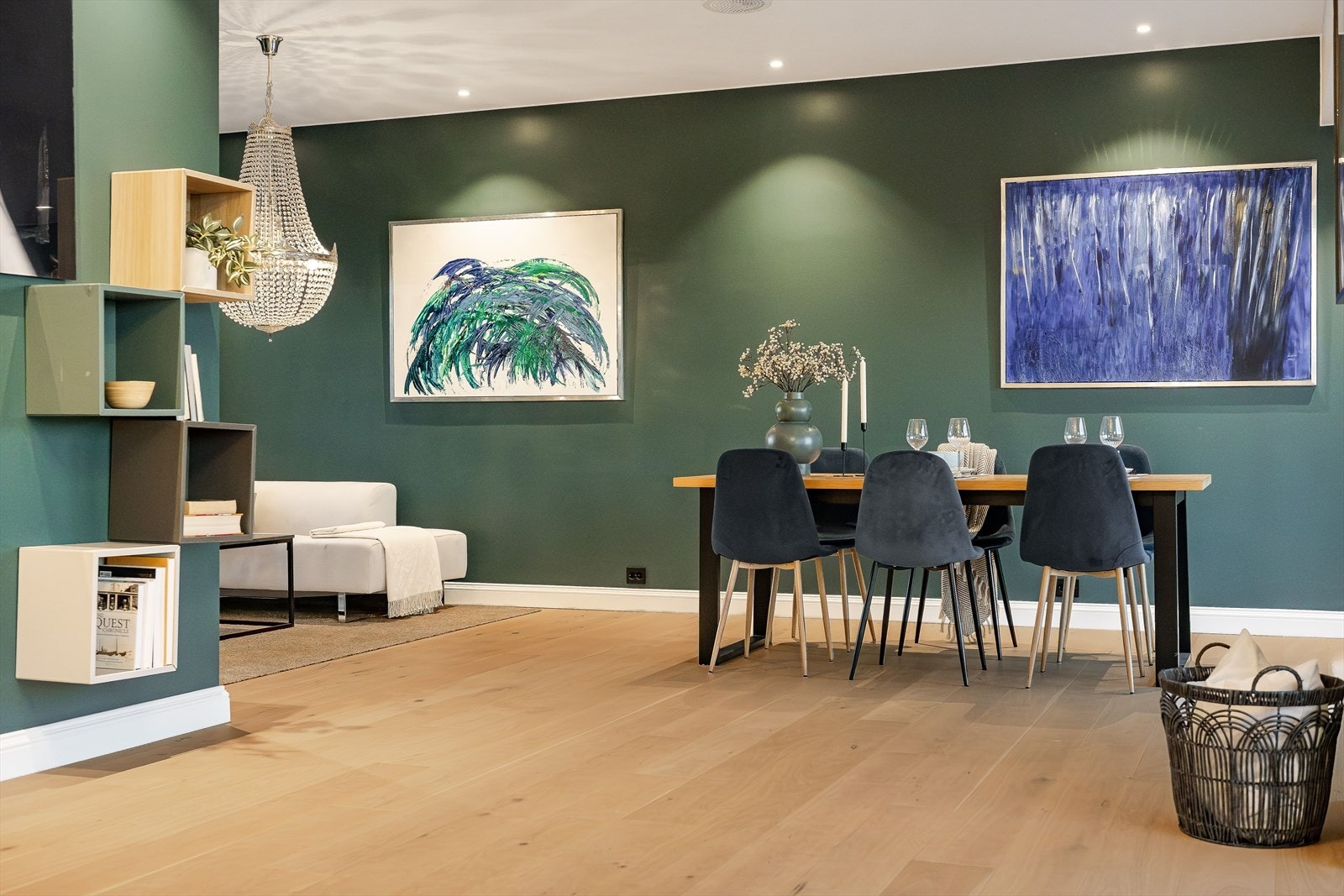 De stilige grønne veggene i stuen gir en rolig og harmonisk atmosfære. Galleribilde