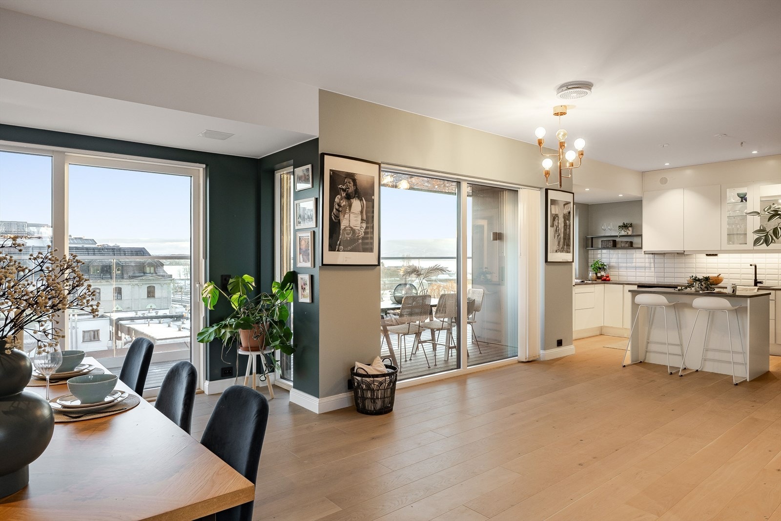 Leiligheten har en fin åpen planløsning hvor kjøkken, spiseplass og stue er en del av et åpent areal, men som likevel har sine naturlige soner. Galleribilde